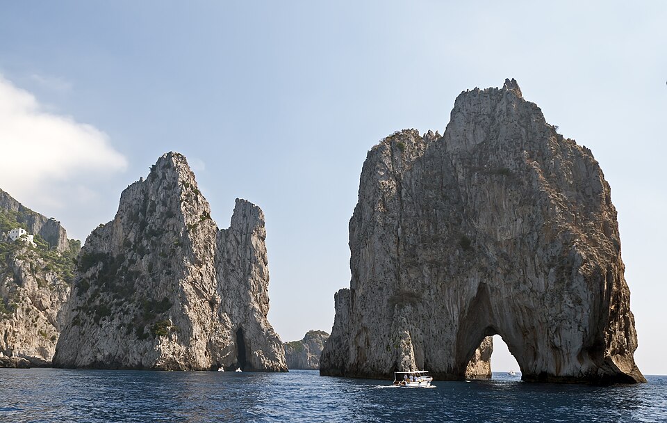File:Faraglioni Capri.jpg