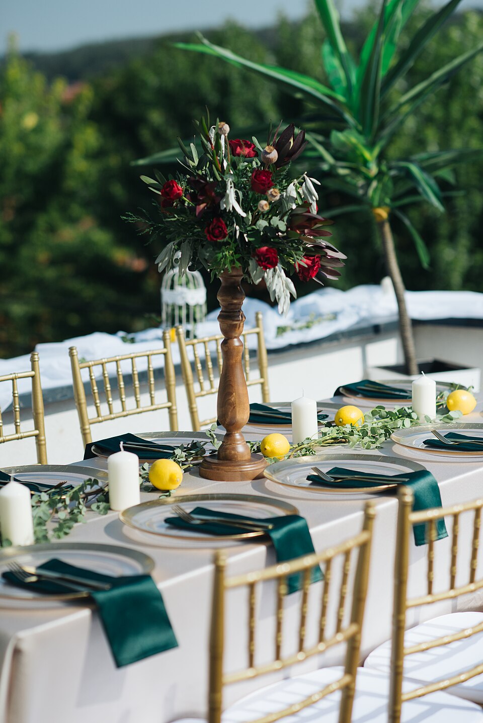 File:Decorative flowers and fruits on the wedding table with blurry background.jpg